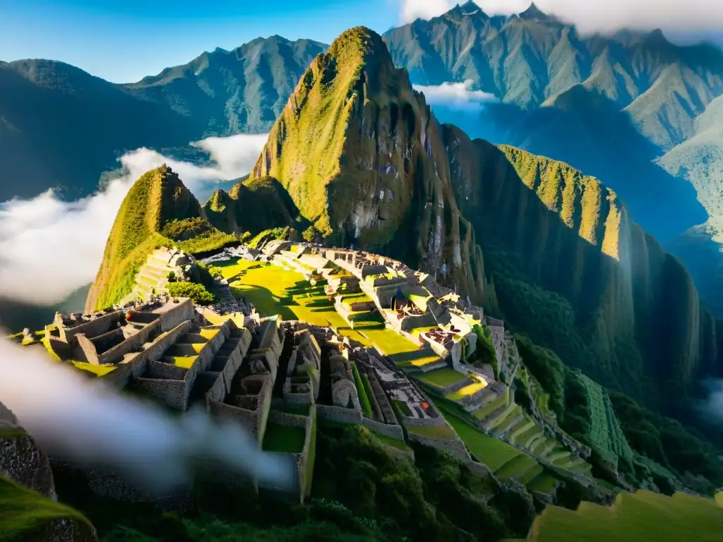 Vista aérea de Machu Picchu, con ruinas ancestrales y montañas verdes